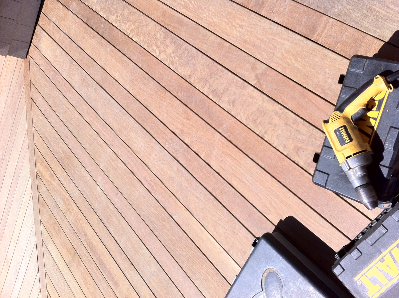 Sourcing Grooved Tropical Decking: Takeoff, Lengths, and Handling for Hidden Fastener Decks