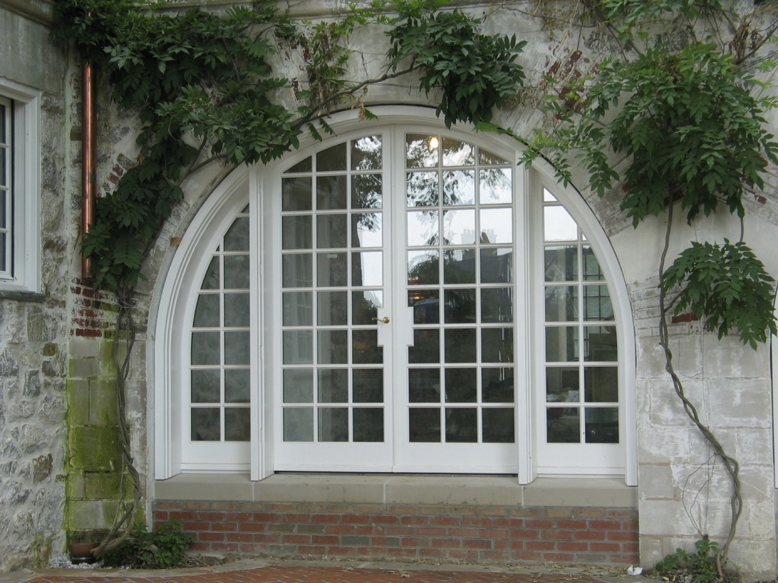 Arched window opening with its curved casing