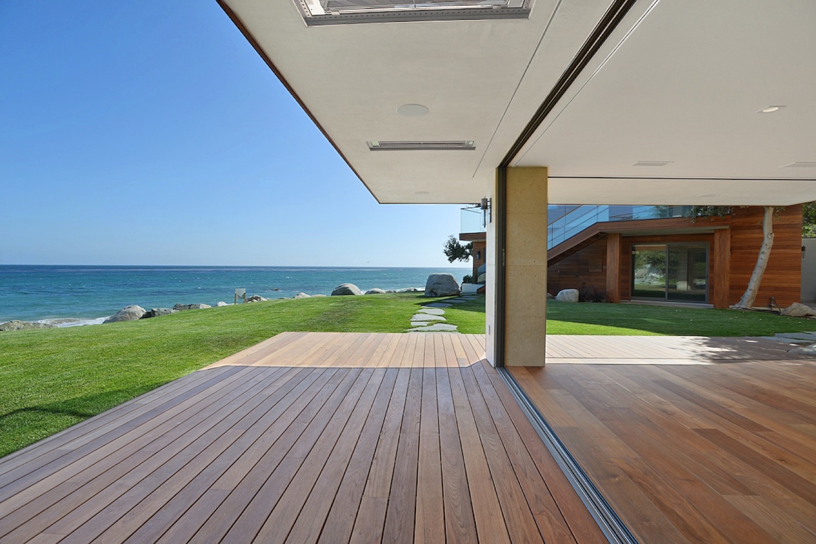 Sheltered deck zone adjoining the house