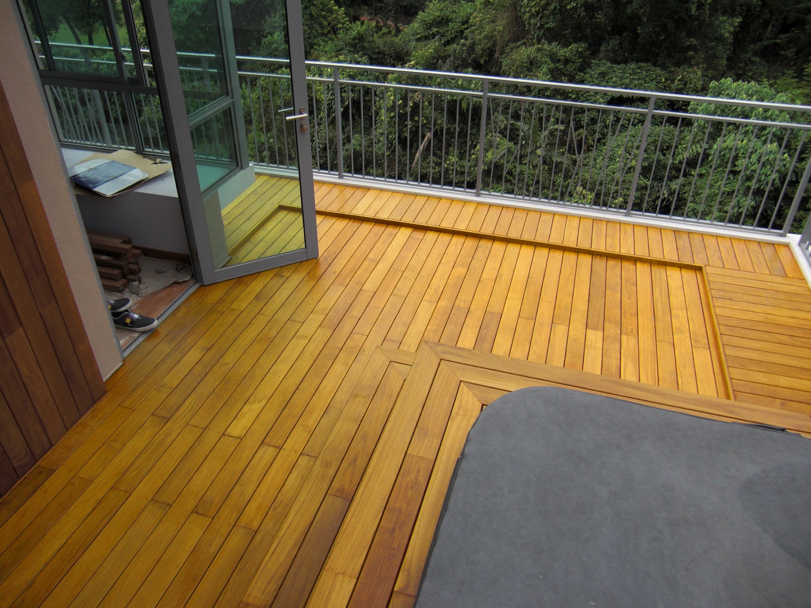 Finished hardwood deck carried on a ventilated frame