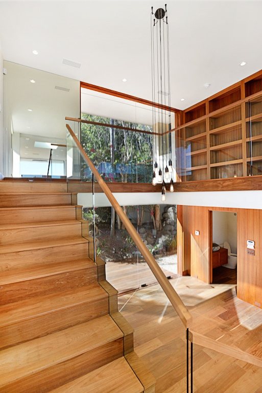 A teak stair, where a tone break between parts would be read immediately