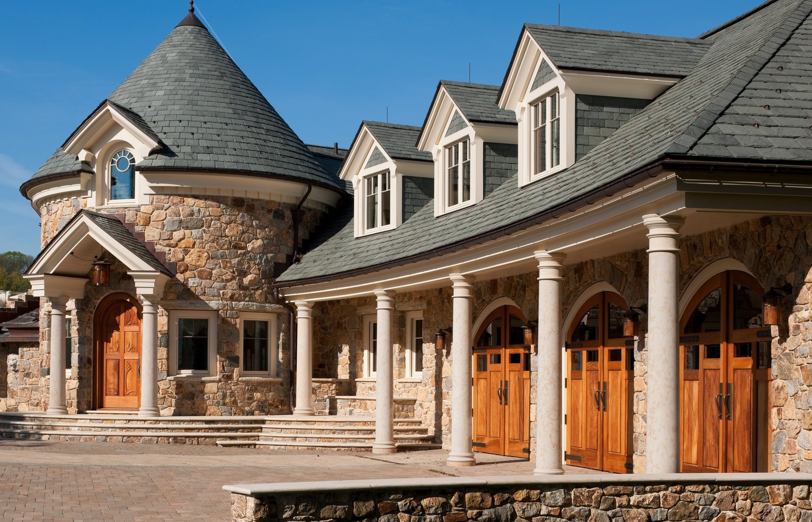 An elevation carrying several entrances, each one sitting at its own height