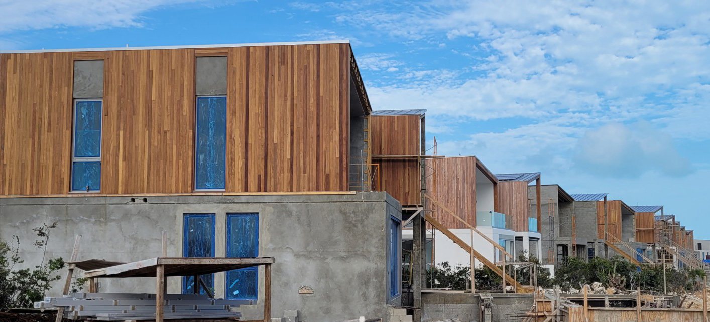 Wide Cumaru boards run as cladding on an elevation